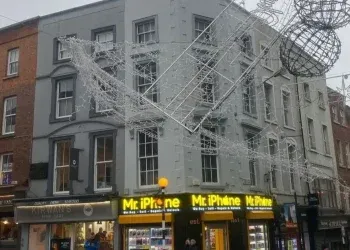 falling masonry collapses christmas lights, closes major drogheda junction