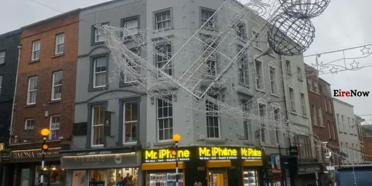 falling masonry collapses christmas lights, closes major drogheda junction