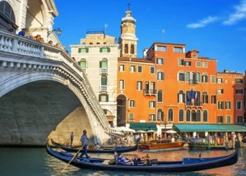 Venice Cracks Down on Mass Tourism with New Tour Group Limits