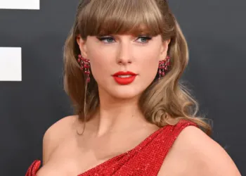 Zoë Kravitz & Lisa Bonet’s Pet Snake Escapade in Taylor Swift’s Home During L.A. Wildfires